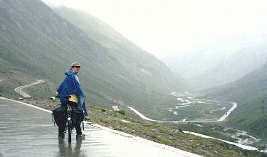 Rainer cycling down the Pass to Rilong