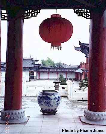 LijiangParkLantern.jpg (19008 bytes)