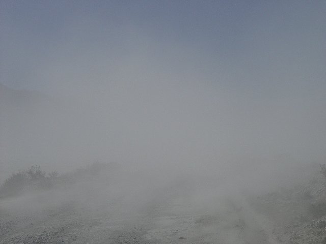 ct-dw-Dust-storm-obscures-theroad.jpg (82718 bytes)