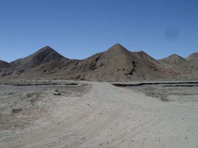 ct-dw-Nice-road-outside-Shigatse.jpg (169717 bytes)