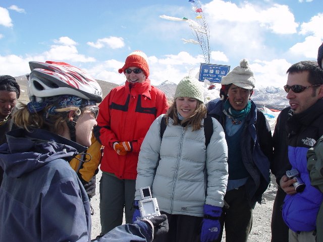 ct-dw-Sonia-meets-some-fans.jpg (176885 bytes)