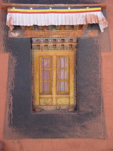 ct-dw-Tibetan-Window-TeshilunpoMontry.jpg (218619 bytes)