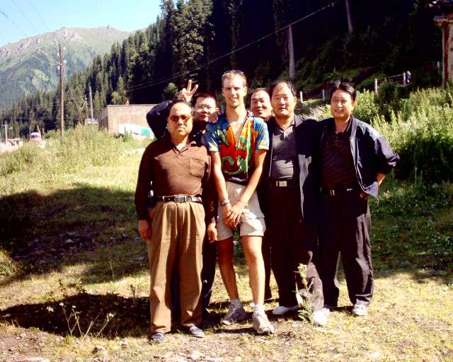 mb-chinese tourist on the way up pass 1.jpg (63974 bytes)