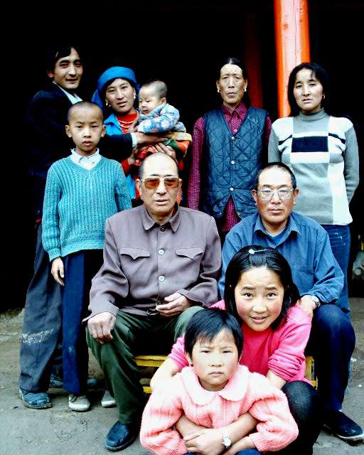mb-hospitality from this Tibetan family.jpg (54574 bytes)