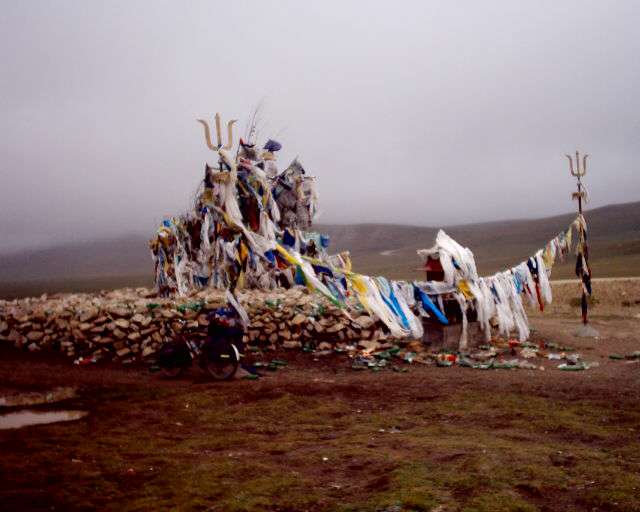 mb-prayer flags at the 2nd  pass.jpg (35782 bytes)