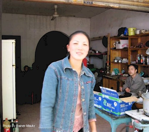 She, now 30 years old still remembered us
having a lunch break at this place in 1990.
At that time, we were the first foreingers 
to visit this village.