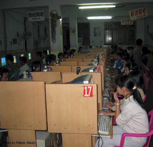 Almost every evening I go to the 
internet cafes to check email. 
These places tend to be very busy