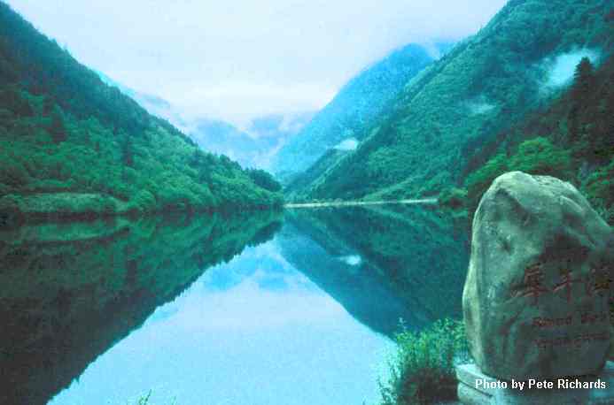 prJiuzhaigou mirror lake2.jpg (19184 bytes)