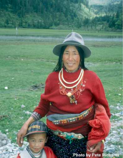 prTibetan woman on road2.jpg (27537 bytes)