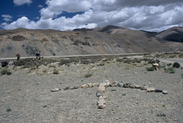 Road sign marking the shorcut to Old Tingri. caught up with Petter's friend Andreas(Sweden) at Pang La, and Shaun and Steve arrived at EBC also. Brice had to go home.