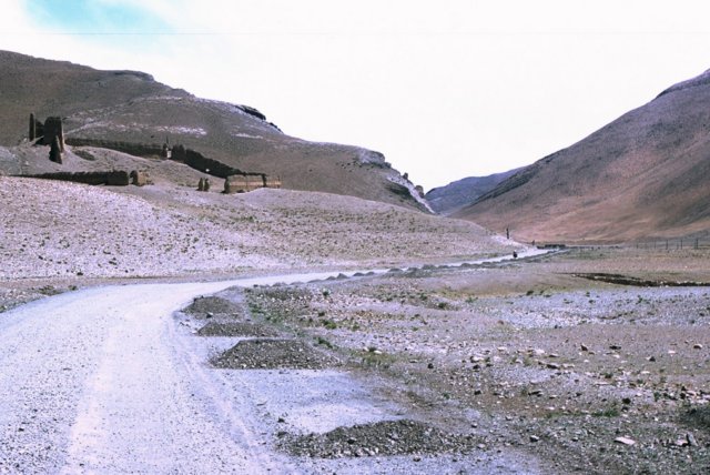 Ruins on the Friendship highway, Just before I turned off west to take the Psieko shortcut and Andreas, Petter, Steve and Shaun continued south to Nepal.