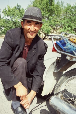 I stopped to lend my pump to a motorcyclist with a flat tyre.